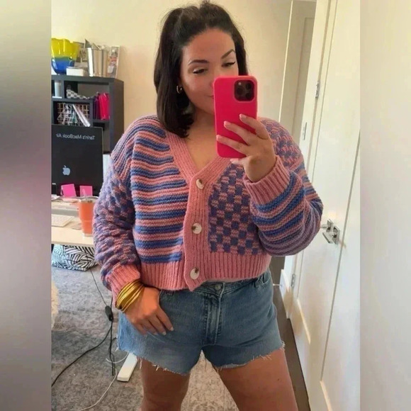 BUTTERMELON Checkered & Striped Cropped Oversized Vneck Sweater - Picture 4 of 9